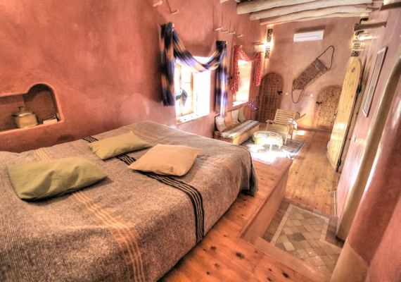 Suite, sur plancher en pin, lit légèrement surélevé, décoration malienne, SDB feutrée en tadelakt avec baignoire , niches habillées de statues, voilage africain, musique.